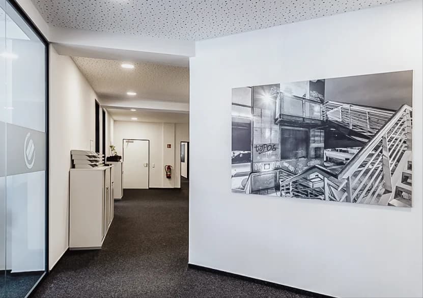 Flur der Kanzleiräume mit großformatiger Fotografie