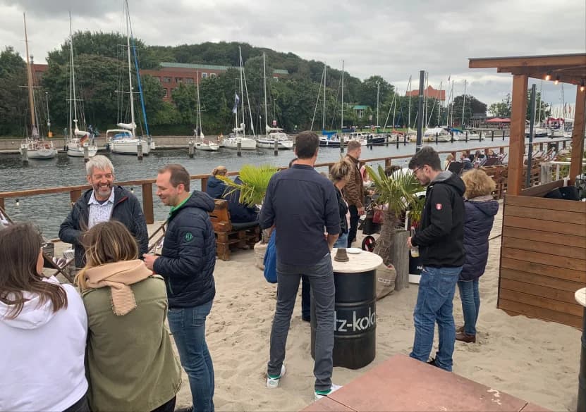 Das Team von bhatti.pro bei einem gemeinsamen Ausflug am Hafen
